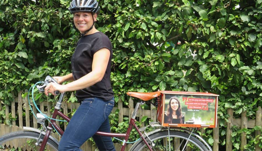 Susi Dräyer mit ihrer Velobox. Susi Dräyer mit ihrer Velobox.
