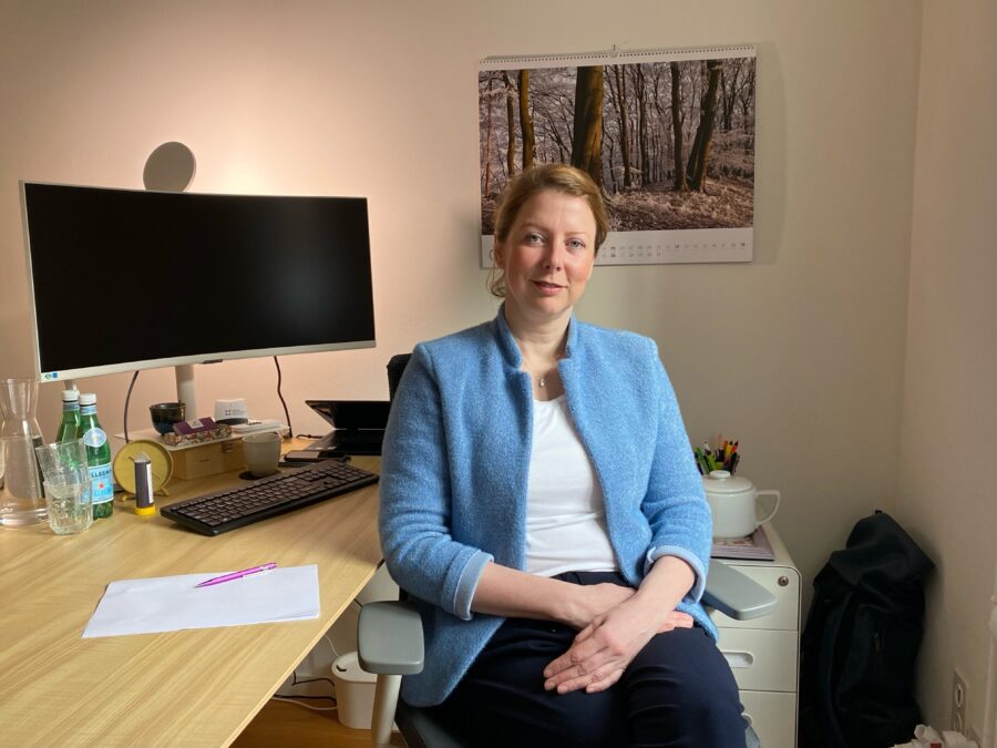 La Dre Juliane Pfarr dans son cabinet.