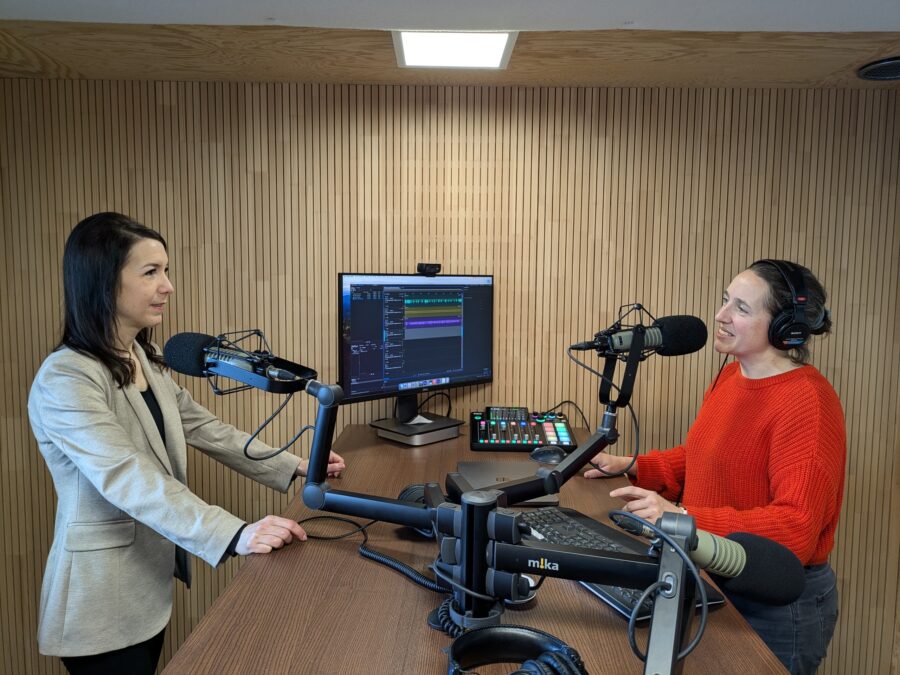Nadine Rhema l und Carla Keller r sprechen im Podcast ueber Schwangerschaft und Geburt bei Rhuema 1