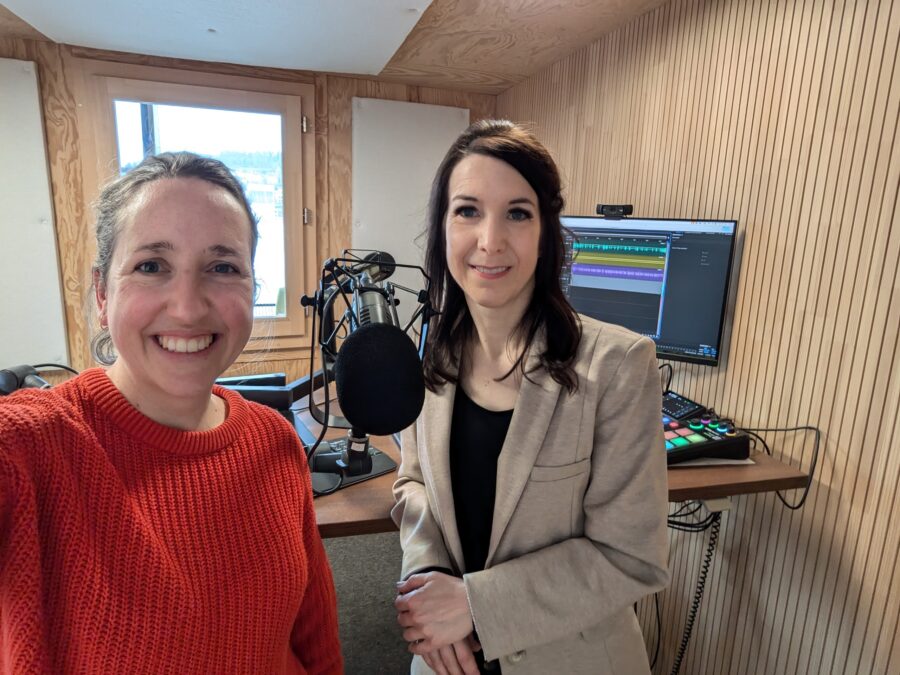Nadine Rheme l und Carla Keller r sprechen im Podcast ueber Schwangerschaft und Geburt bei Rhuema 2