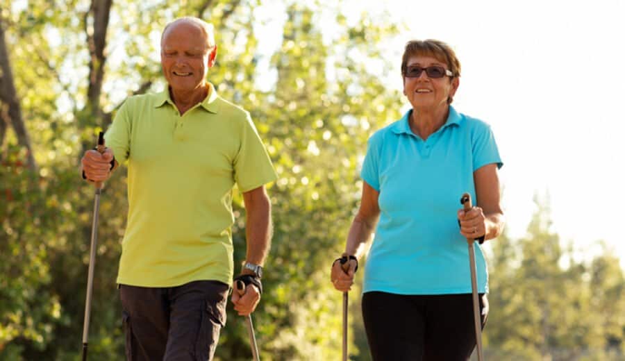 Nordic Walking Mann Frau - © iStockfoto amriphoto Senior und Seniorin Nordic Walking