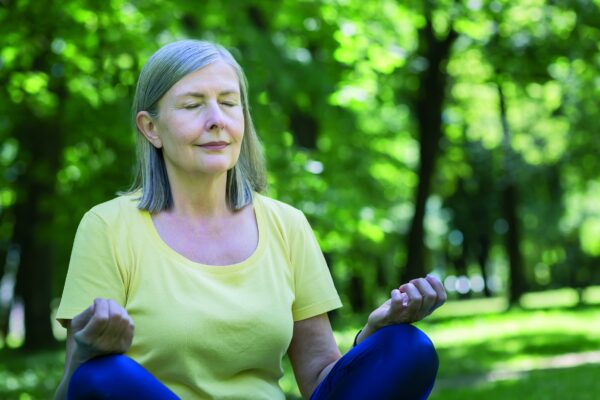L'hypnose, les exercices de relaxation et les techniques de méditation comme approches thérapeutiques alternatives. - © I Stock Liubomyr Vorona L'hypnose, les exercices de relaxation et les techniques de méditation comme approches thérapeutiques alternatives.