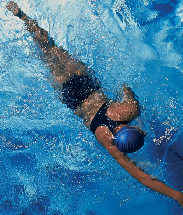 La natation soulage les articulations.