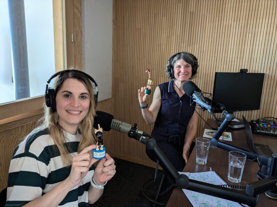 Lisa Welter und Antoinette Wenk waehrend den Podcast Aufnahmen v l n r Lisa Welter und Antoinette Wenk waehrend den Podcast Aufnahmen v l n r
