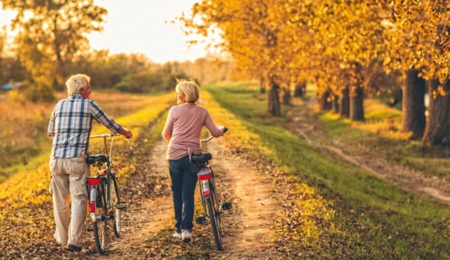 seniors actives vélo Un couple âgé actif, avec vélo