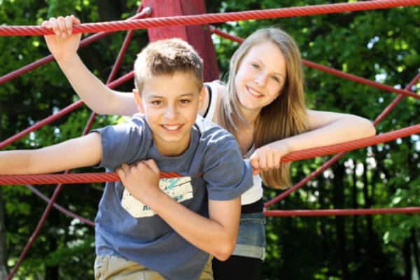 Jeune fille et garçon - © fotolia Urheber: Ehrenberg-Bilder Jeune fille et garçon