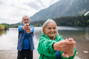 Osteoporose Ehepaar am See