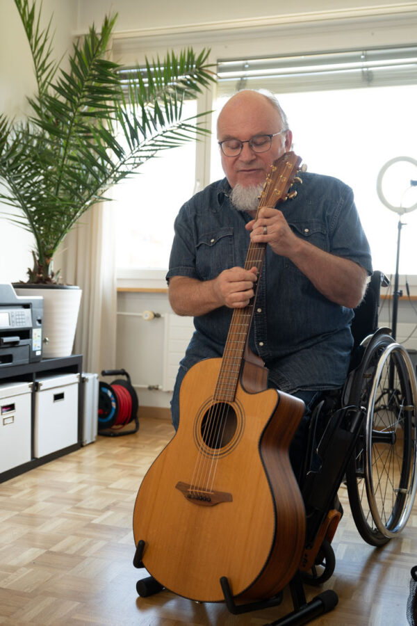 la guitare reste sa fidèle compagne