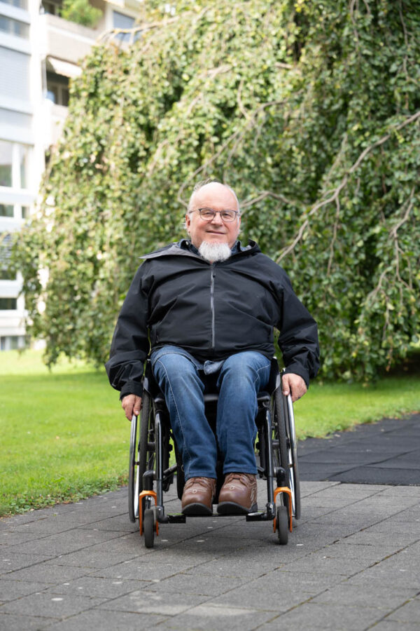 Le quinquagénère considère son fauteuil roulant comme un ami