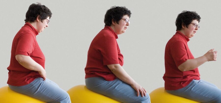 Monika Schütze sur un ballon de gymnastique