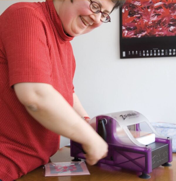 Monika Schütze en train de bricoler
